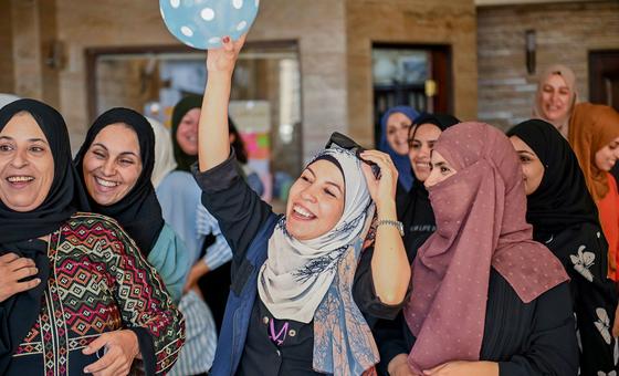 نساء سوريات يشاركن في جلسة تمكين مجتمعي في دمشق.